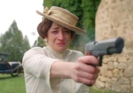 Eugenia irrumpe en el bautizo de los bebés de Catalina con un arma.