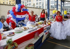 Elva Martínez, a la derecha, y sus compañeras en el puesto de Paraguay de 'Amestando Cultures'