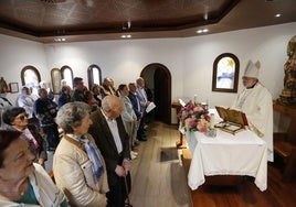 El arzobispo de Oviedo, Jesús Sanz Montes, preside la misa por el décimo aniversario de la reconstrucción de la capilla de Nuestra Señora de La Guía, en la avenida del Profesor Pérez Pimentel.