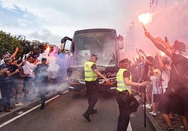 Recibimiento de los aficinados al autobús de los jugadores del Real Avilés en la final del anterior 'play off' de ascenso, ante el Recreativo Granada.