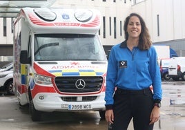 Rosa Martín, ante la UVI móvil del SAMU que tiene su base en el Hospital Universitario Central de Asturias.