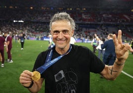 u Recuerdo. Luis Enrique exhibe la medalla de campeón de la Liga de Campeones mientras porta la camiseta de la Fundación Xana, impulsada para ayudar a niños enfermos.