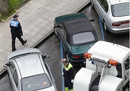 La grúa retira un vehículo mal estacionado.
