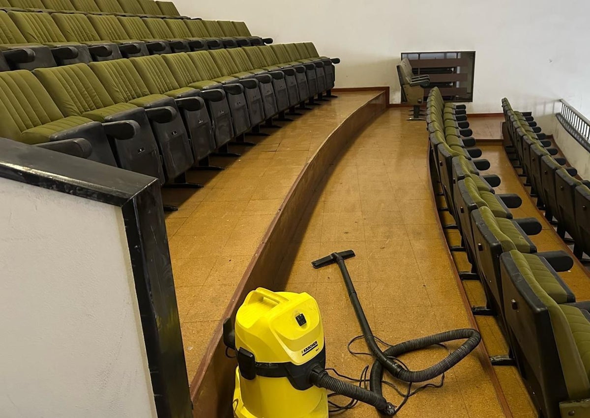 Imagen secundaria 1 - Valla instalada por la CSI tras la muerte de dos personas 'sin techo' y mejoras en el salón de actos. 