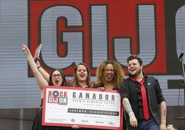 Los integrantes de Indocentes, con su premio.