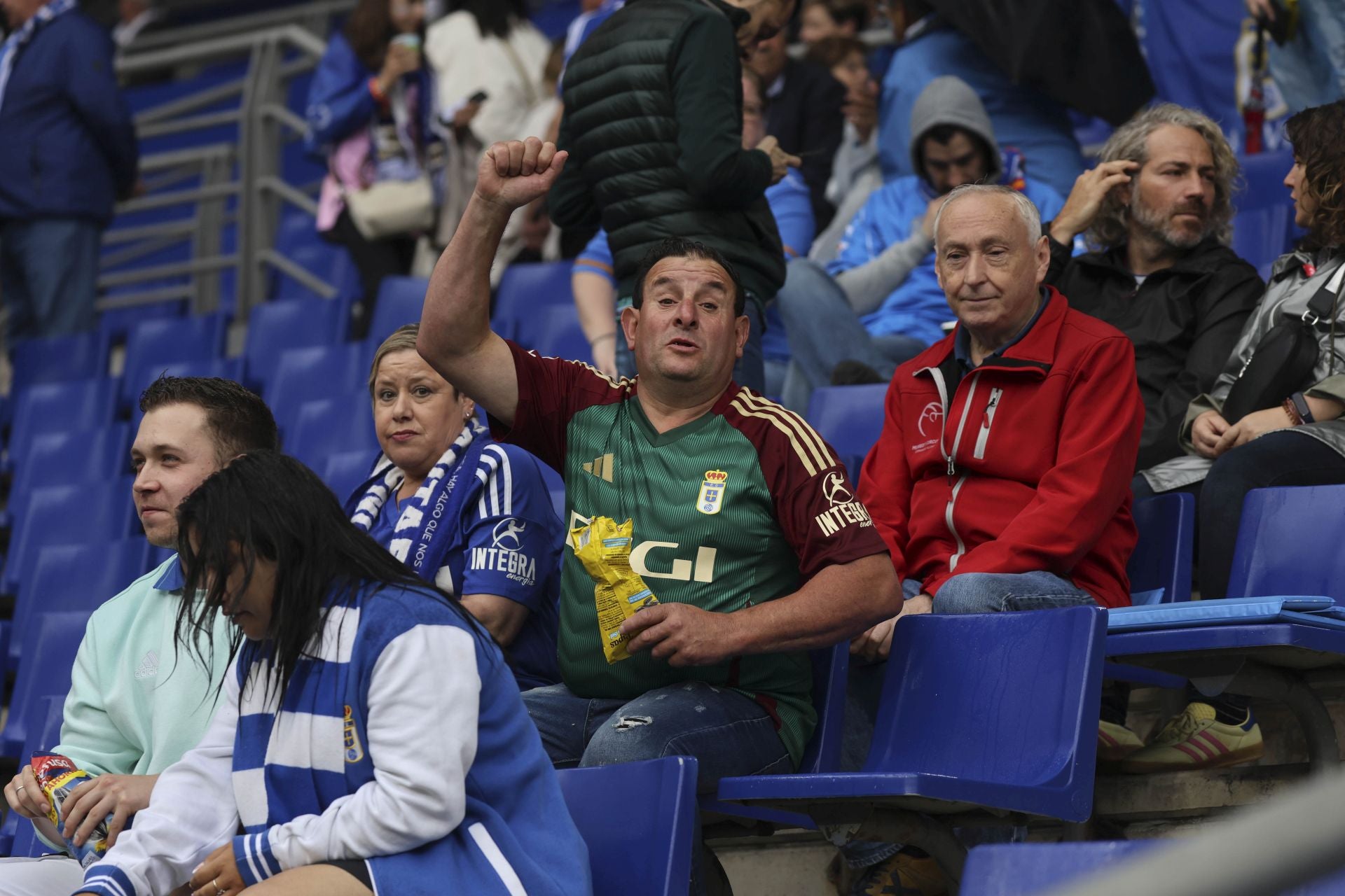 ¿Estuviste en el Carlos Tartiere para ver el Real Oviedo-Cádiz? ¡Búscate entre las fotos!