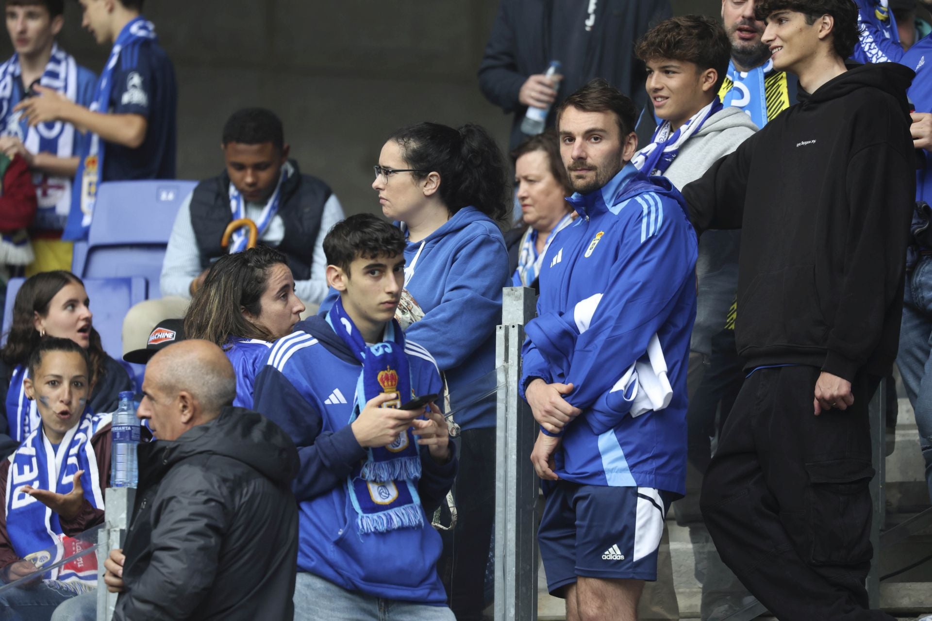 ¿Estuviste en el Carlos Tartiere para ver el Real Oviedo-Cádiz? ¡Búscate entre las fotos!