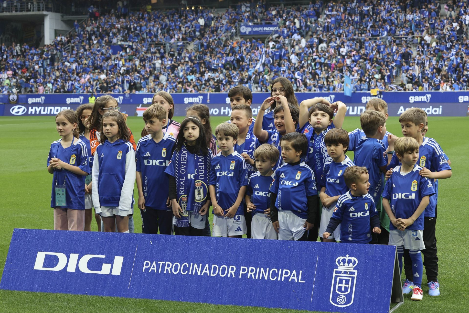¿Estuviste en el Carlos Tartiere para ver el Real Oviedo-Cádiz? ¡Búscate entre las fotos!
