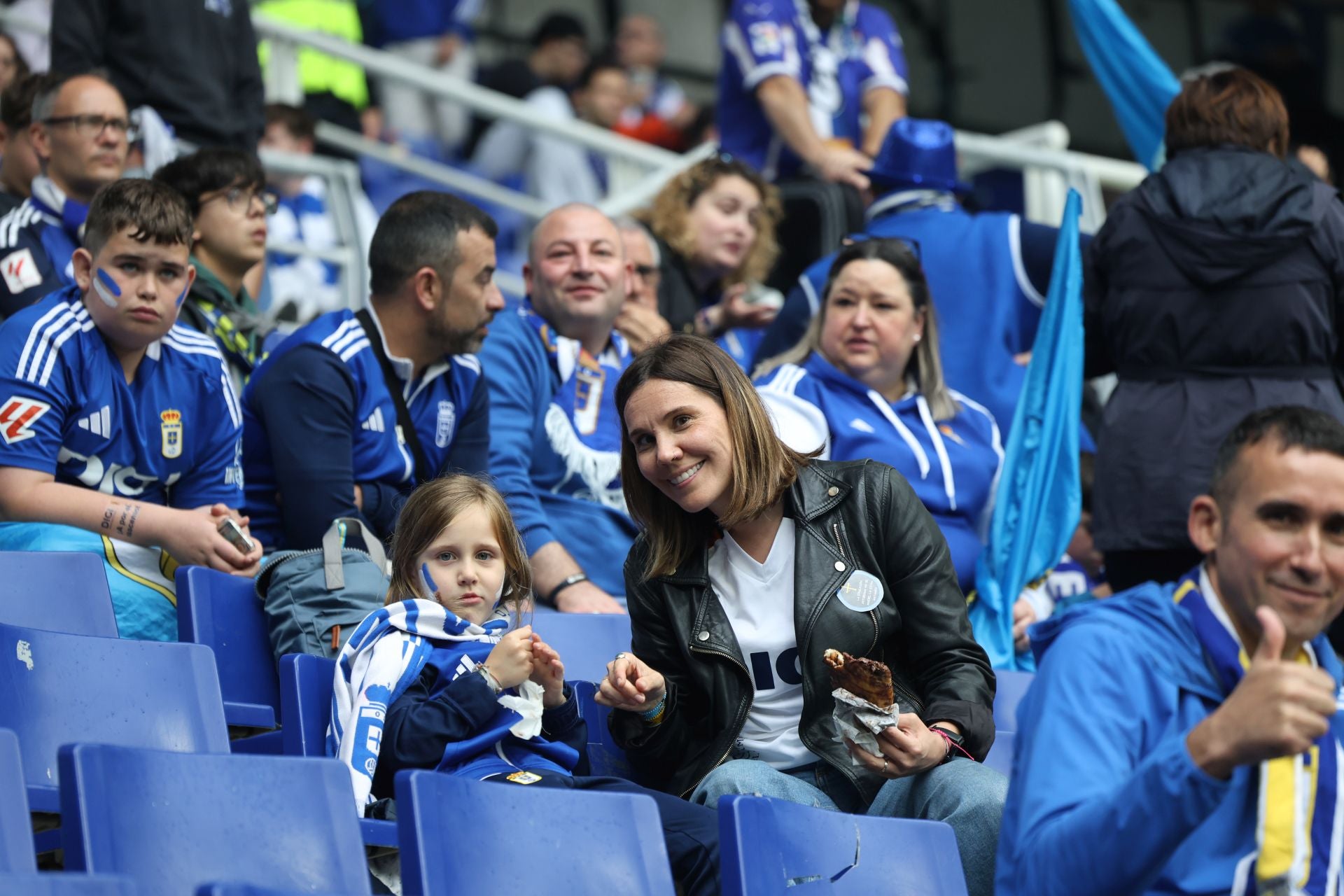 ¿Estuviste en el Carlos Tartiere para ver el Real Oviedo-Cádiz? ¡Búscate entre las fotos!