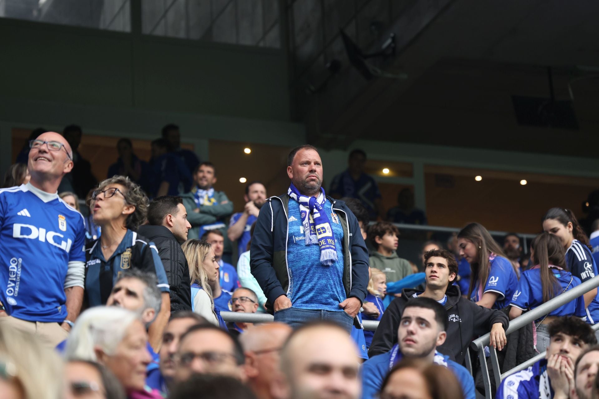 ¿Estuviste en el Carlos Tartiere para ver el Real Oviedo-Cádiz? ¡Búscate entre las fotos!