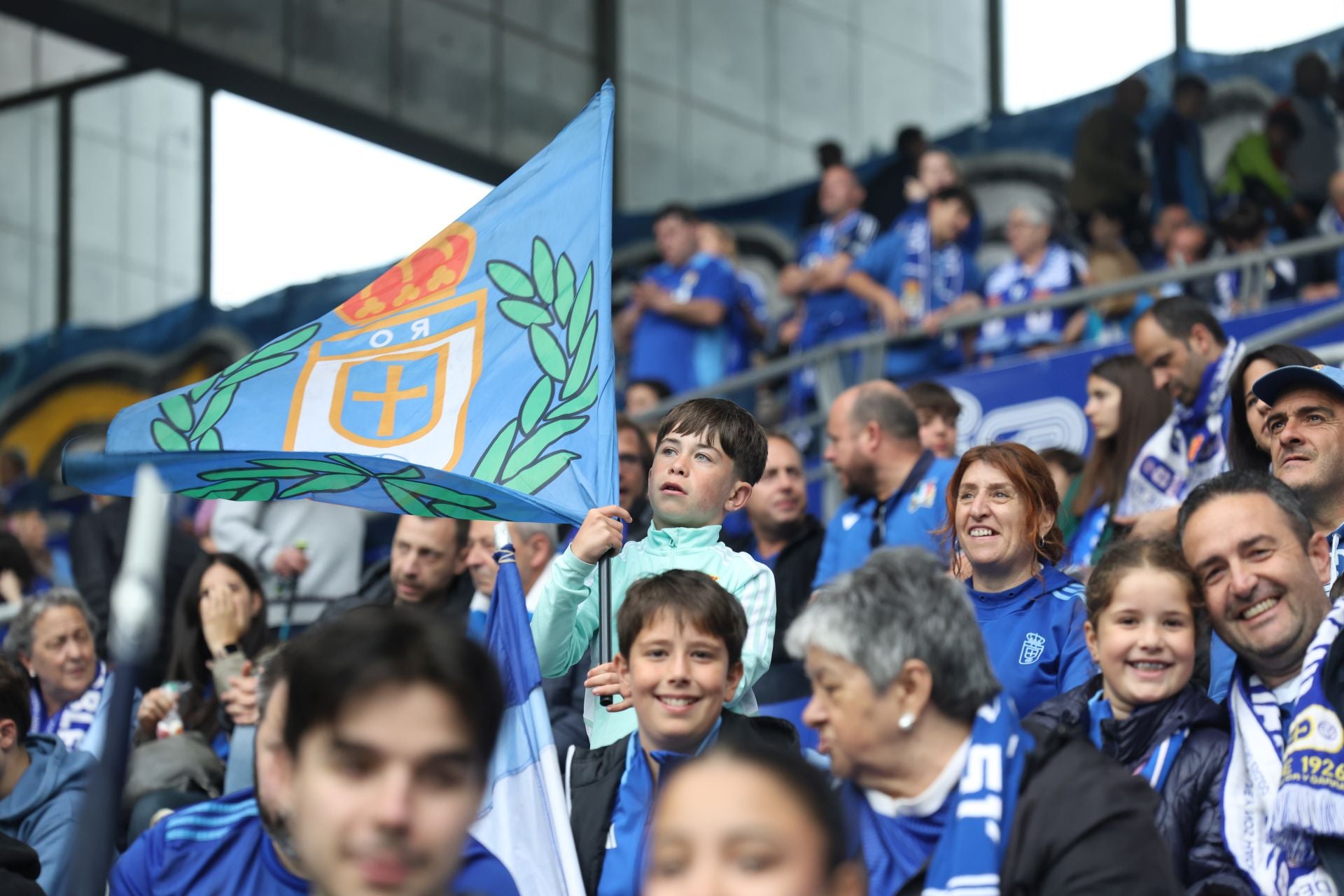 ¿Estuviste en el Carlos Tartiere para ver el Real Oviedo-Cádiz? ¡Búscate entre las fotos!