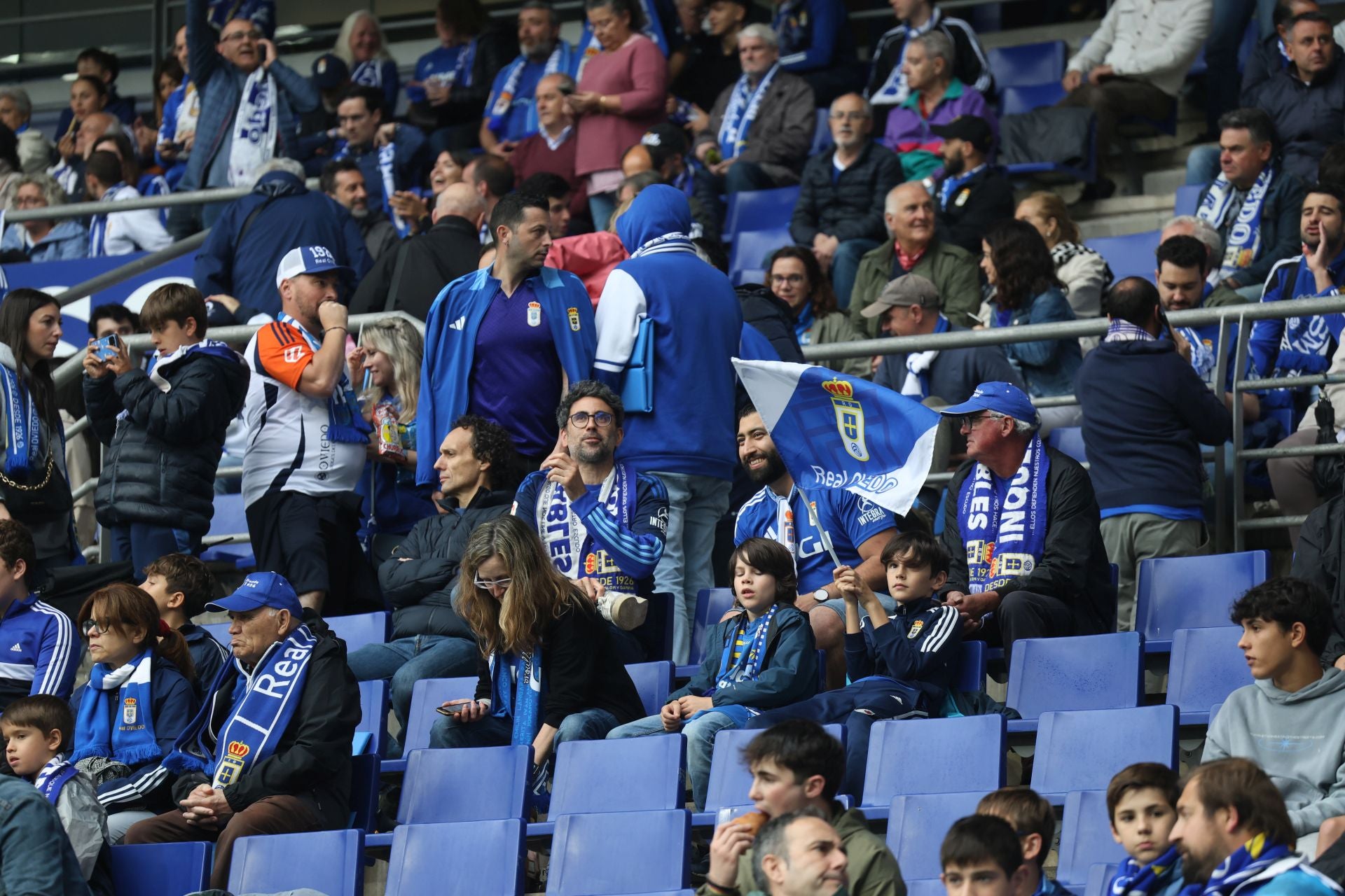 ¿Estuviste en el Carlos Tartiere para ver el Real Oviedo-Cádiz? ¡Búscate entre las fotos!