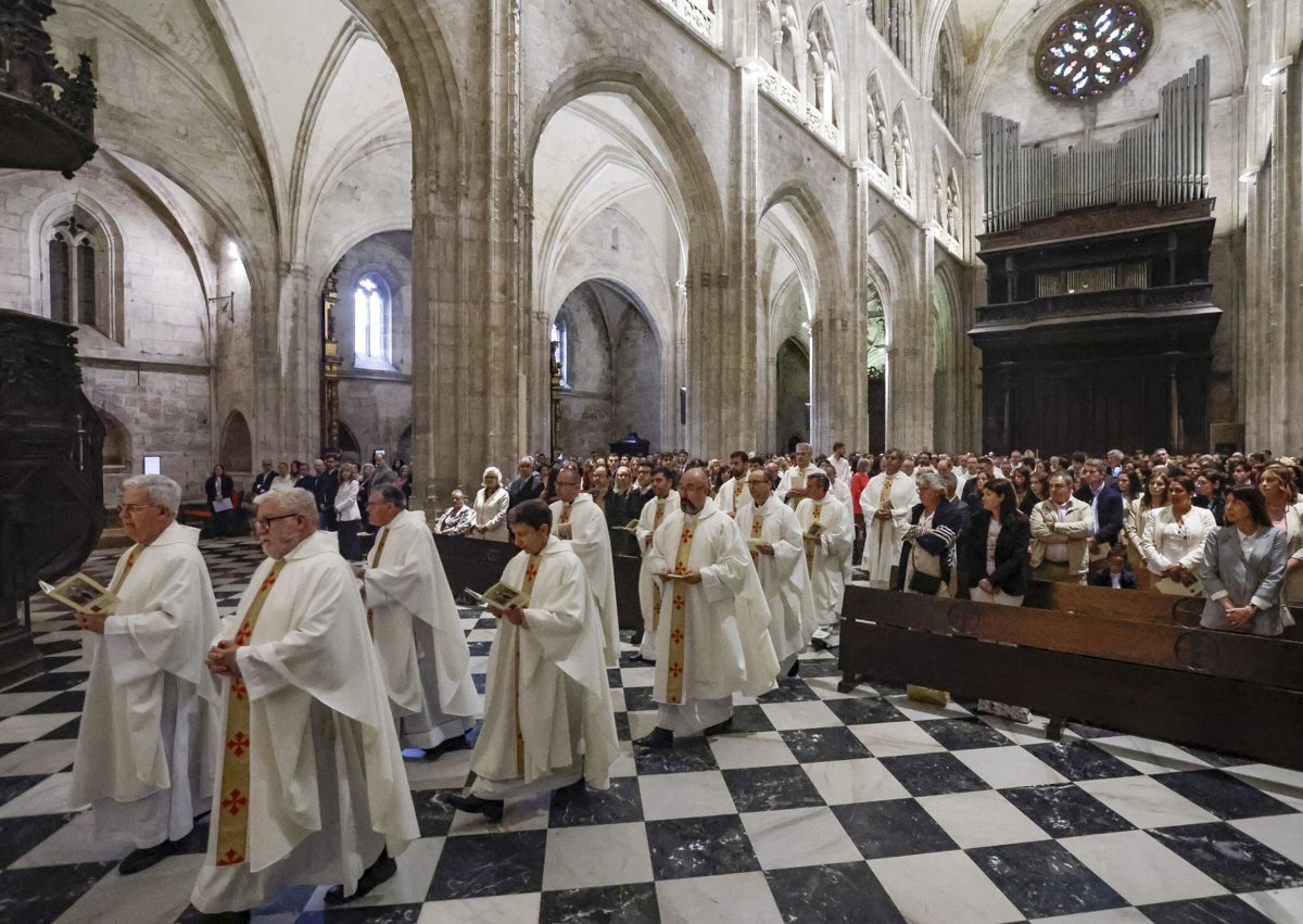 Imagen secundaria 1 - La Catedral de Oviedo se llena para la Confirmación de 310 adultos
