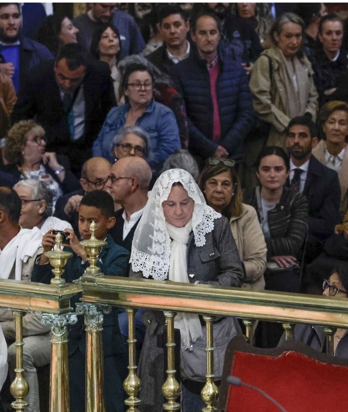 Imagen secundaria 2 - La Catedral de Oviedo se llena para la Confirmación de 310 adultos