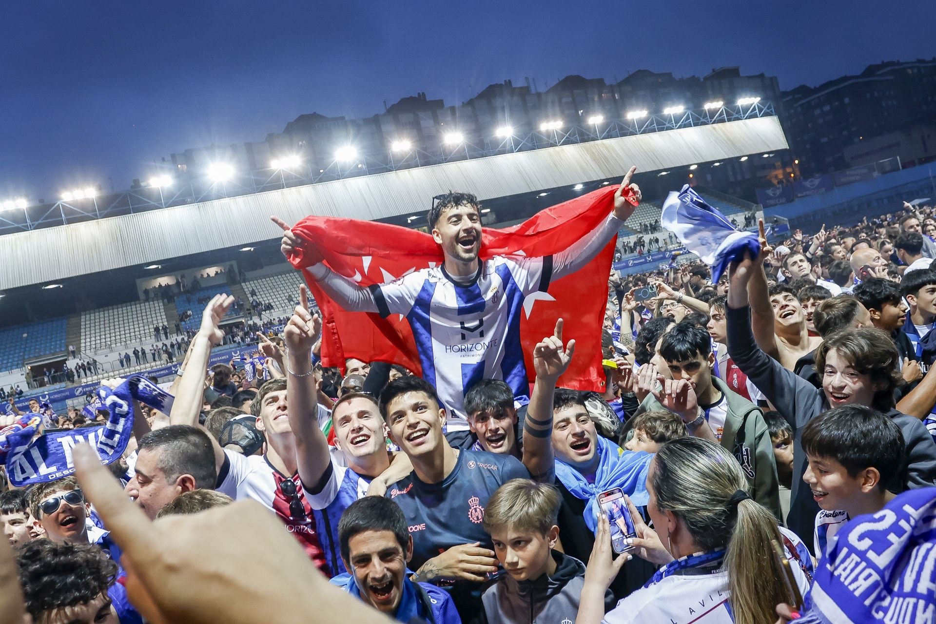 Fotos: Euforia en Avilés por el ascenso a Primera Federación