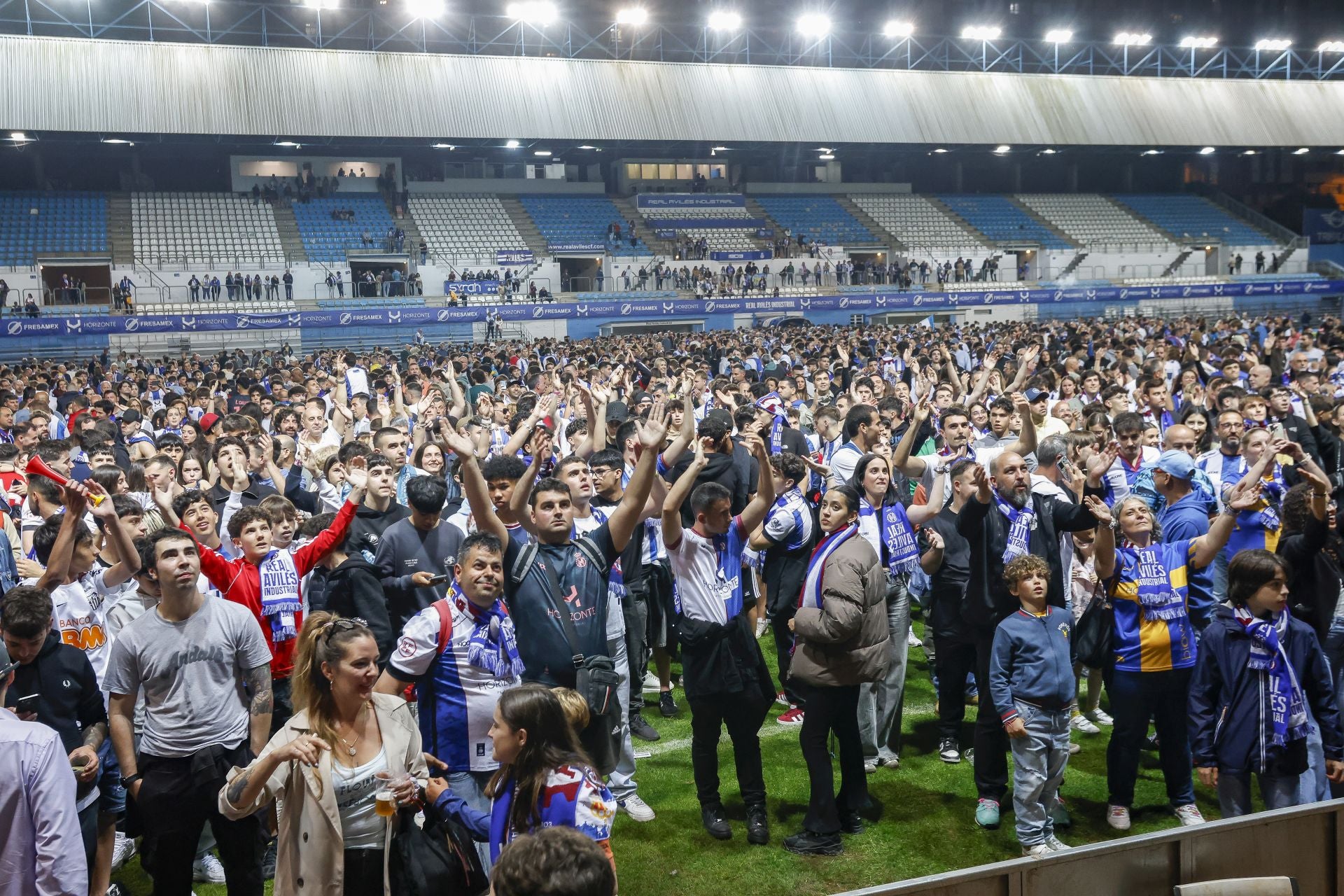 Fotos: Euforia en Avilés por el ascenso a Primera Federación