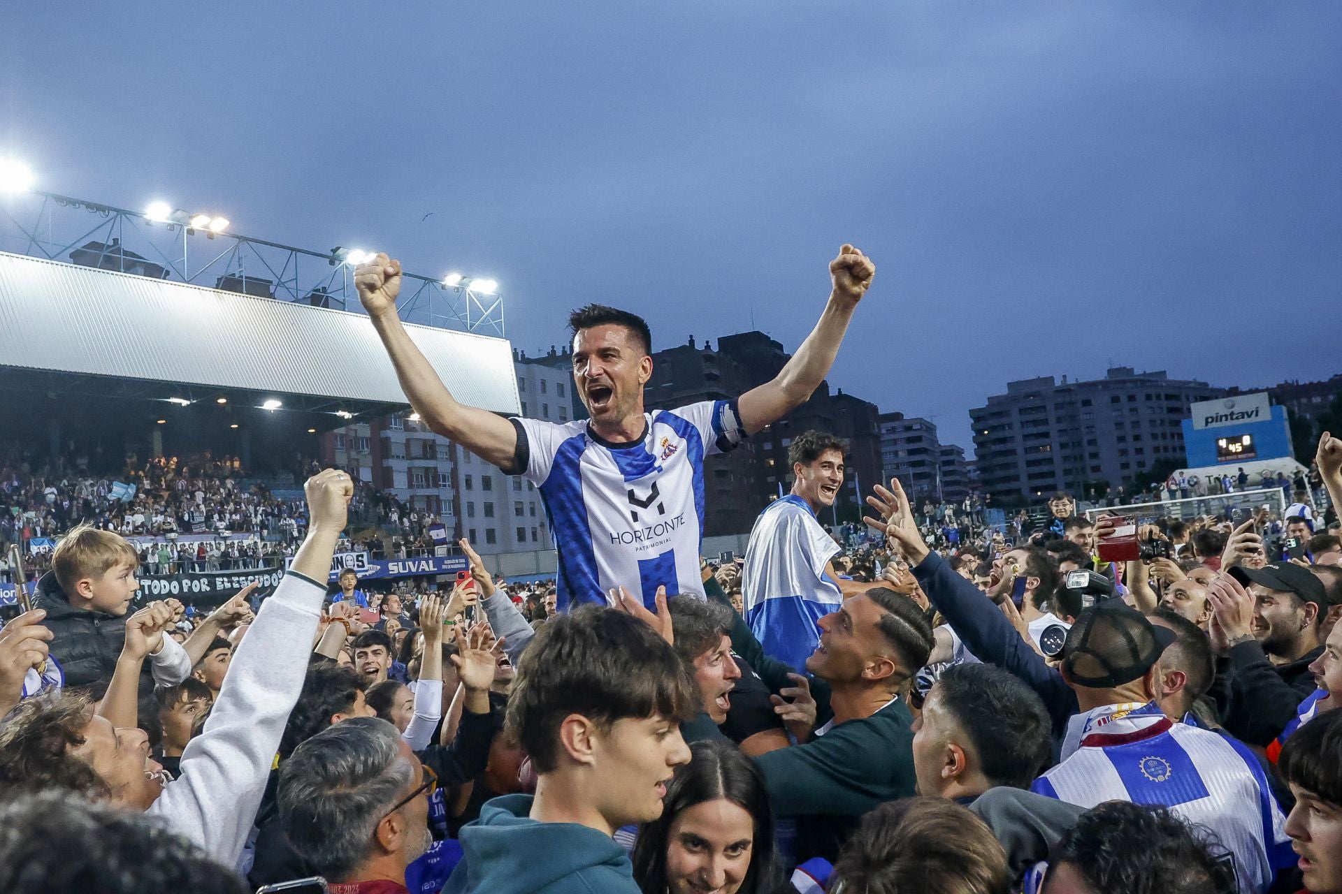 Fotos: Euforia en Avilés por el ascenso a Primera Federación
