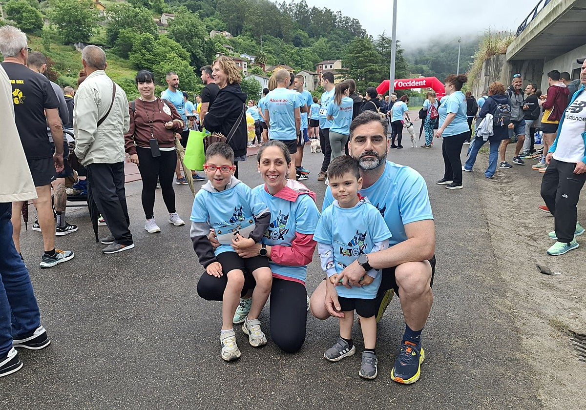 El pequeño Bruno González, con su madre Verónica Lices; su padre, Bruno González; y su hermano, Abel.