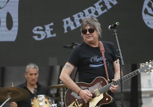 Javier Andreu, líder de la Frontera, durante su actuación.