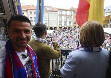 Natalio, capitán del Real Avilés, en el Ayuntamiento: «La ciudad y el club merecen llegar al fútbol profesional»