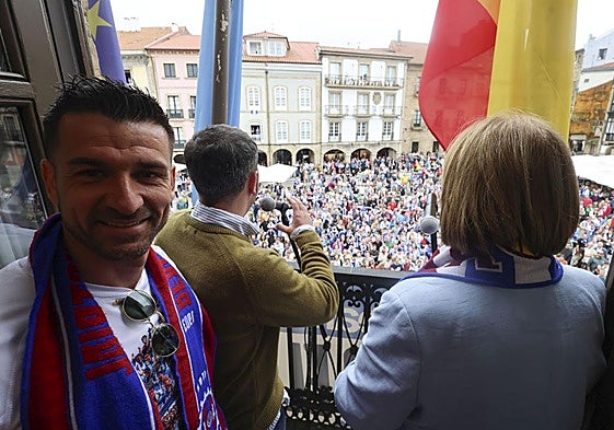 Natalio, junto a Diego Baeza y a la alcaldesa, en el balcón del Ayuntamiento.