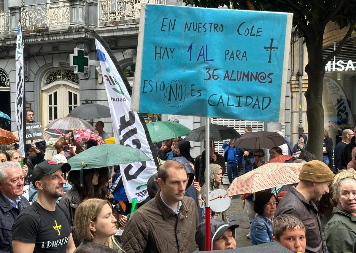 Imagen secundaria 1 - Varios diputados del PP y los parlamentarios del Grupo Mixto, Adrián Pumares y Covadonga Tomé, en la manifestación.