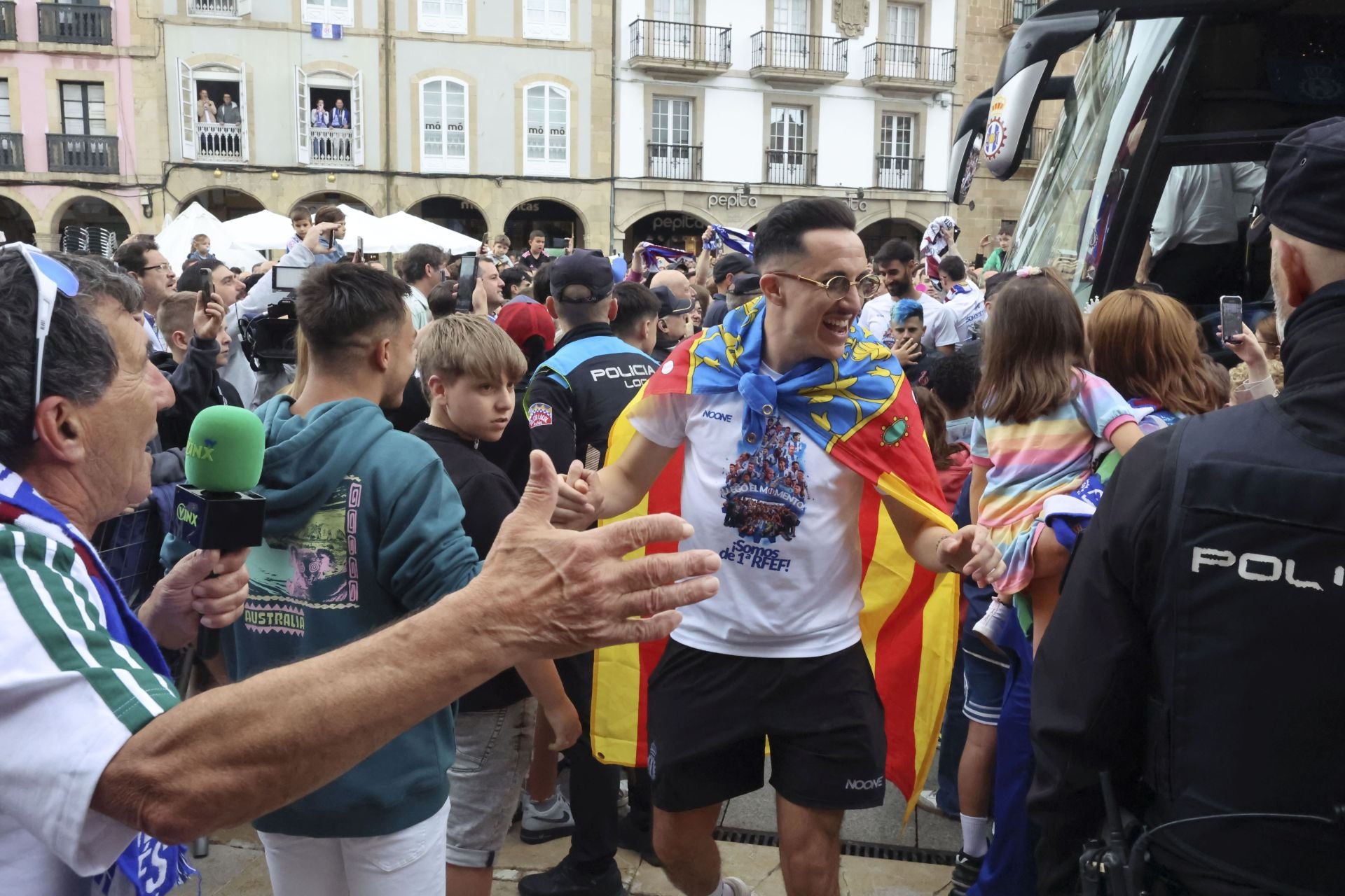Glorioso homenaje al Real Avilés en la plaza del Ayuntamiento