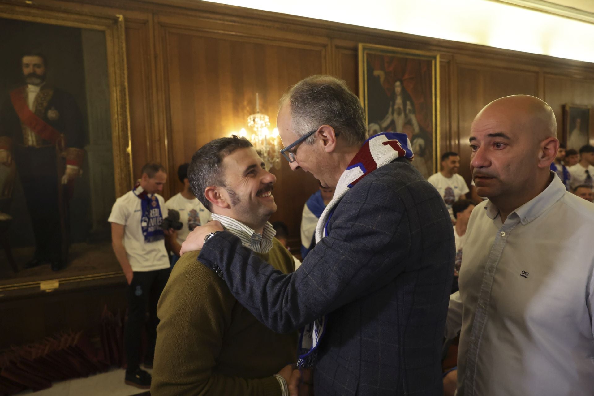 Glorioso homenaje al Real Avilés en la plaza del Ayuntamiento