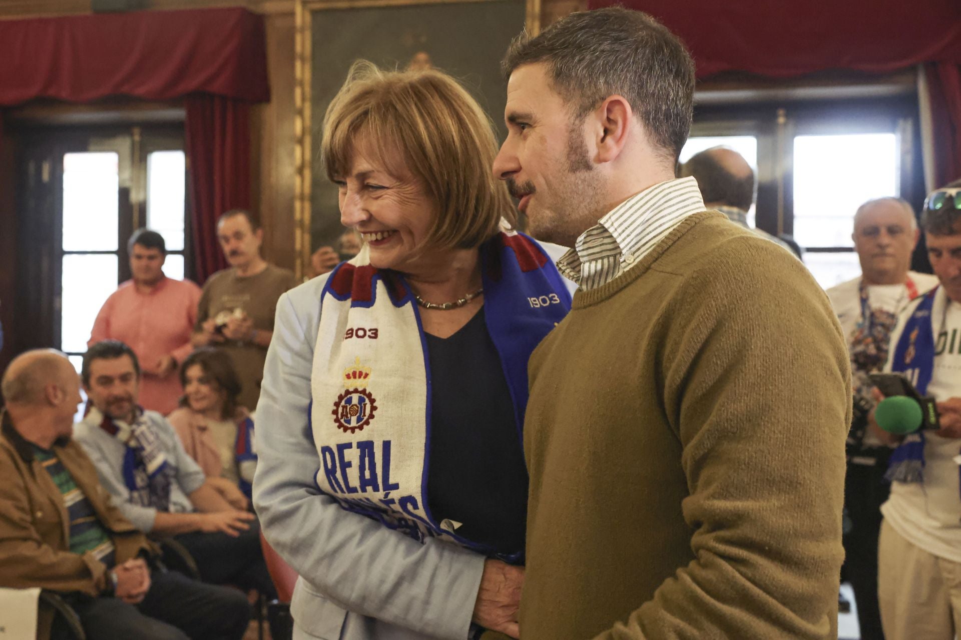 Glorioso homenaje al Real Avilés en la plaza del Ayuntamiento