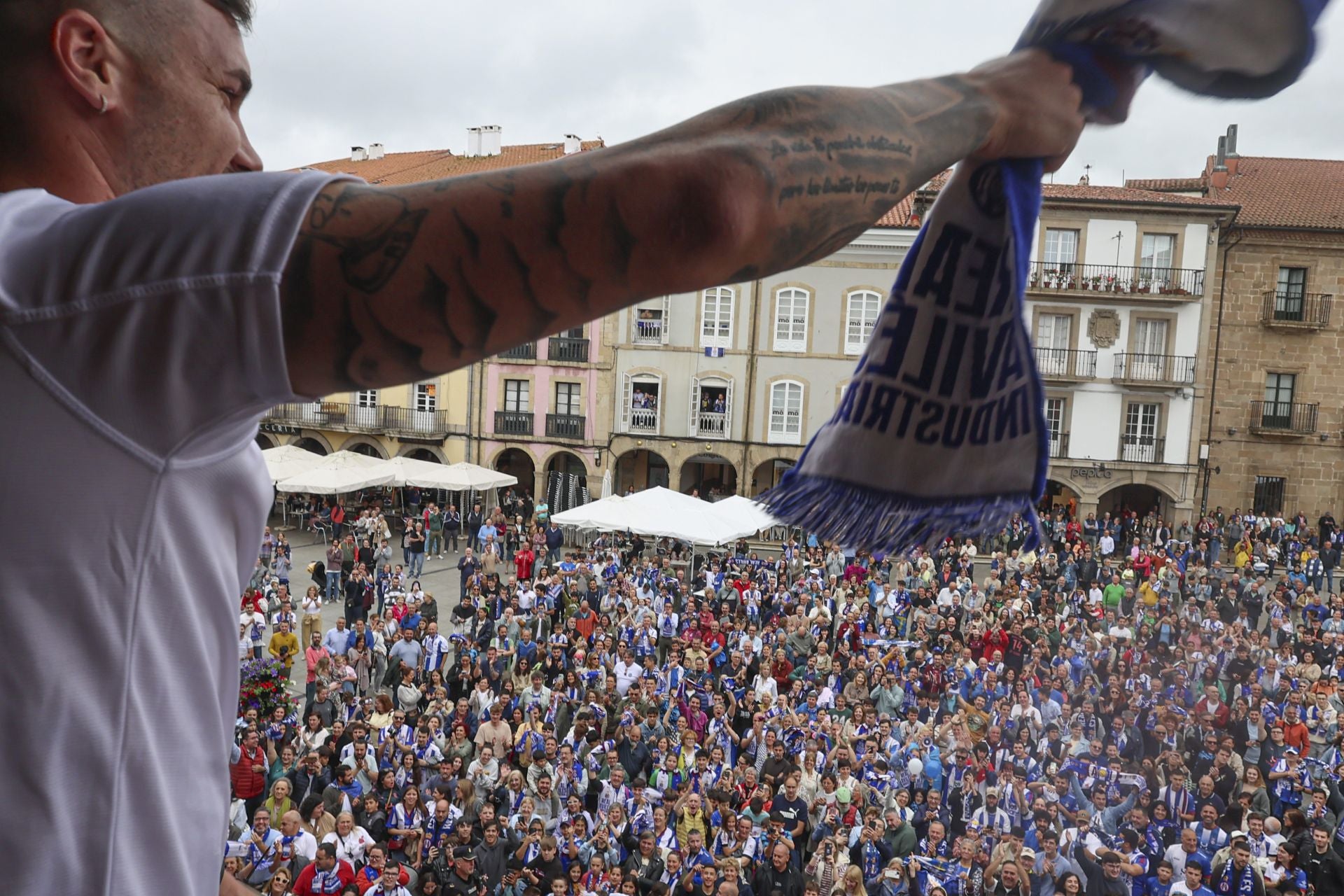 Glorioso homenaje al Real Avilés en la plaza del Ayuntamiento