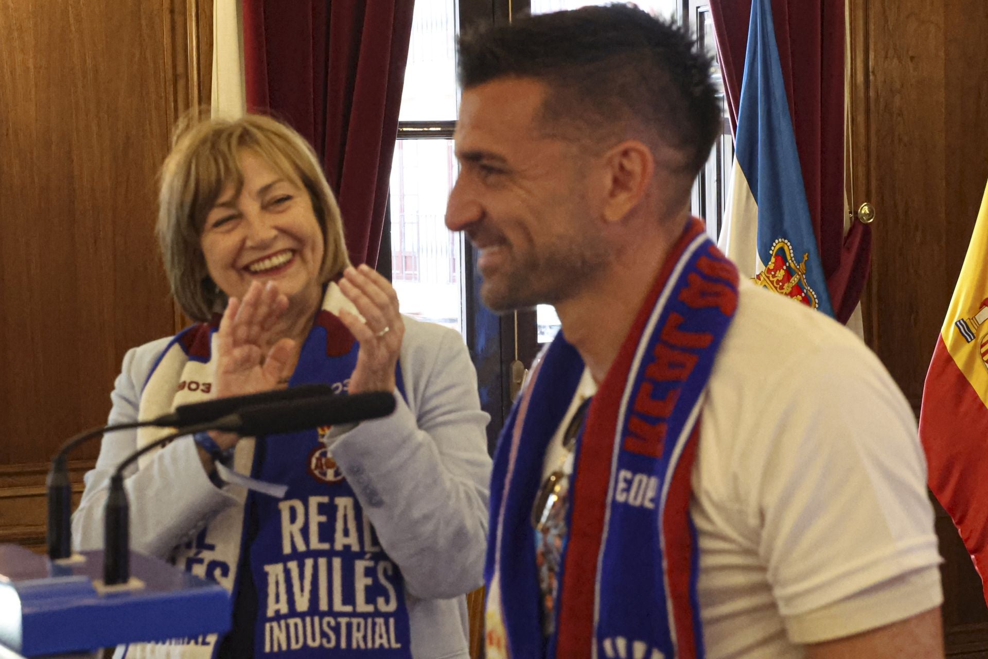Glorioso homenaje al Real Avilés en la plaza del Ayuntamiento