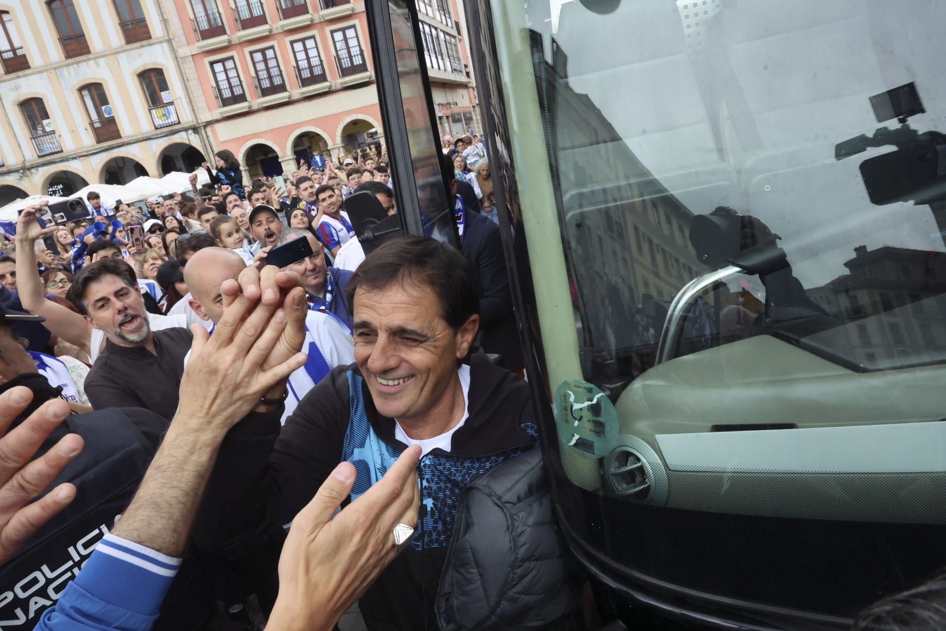 Glorioso homenaje al Real Avilés en la plaza del Ayuntamiento