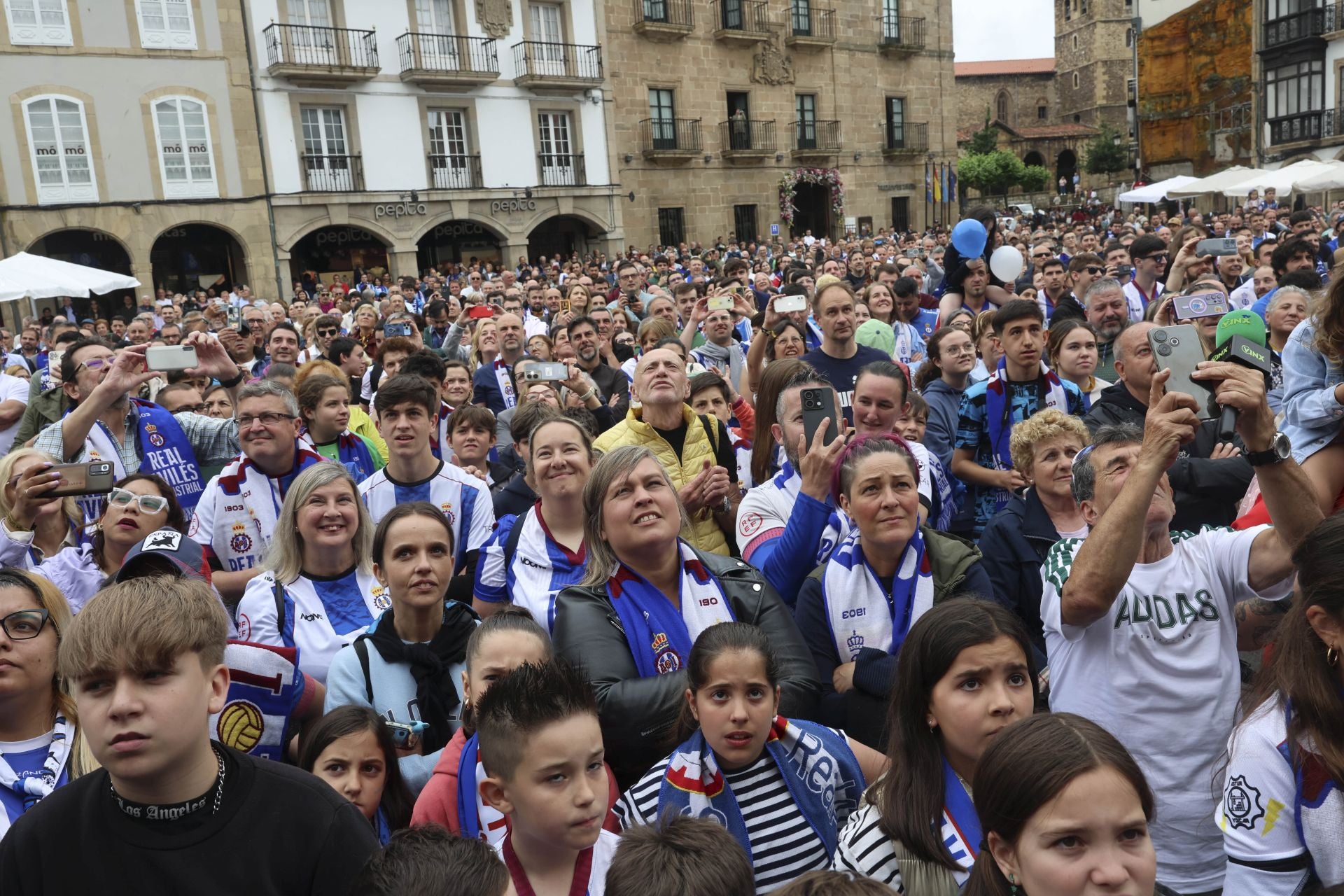 Glorioso homenaje al Real Avilés en la plaza del Ayuntamiento