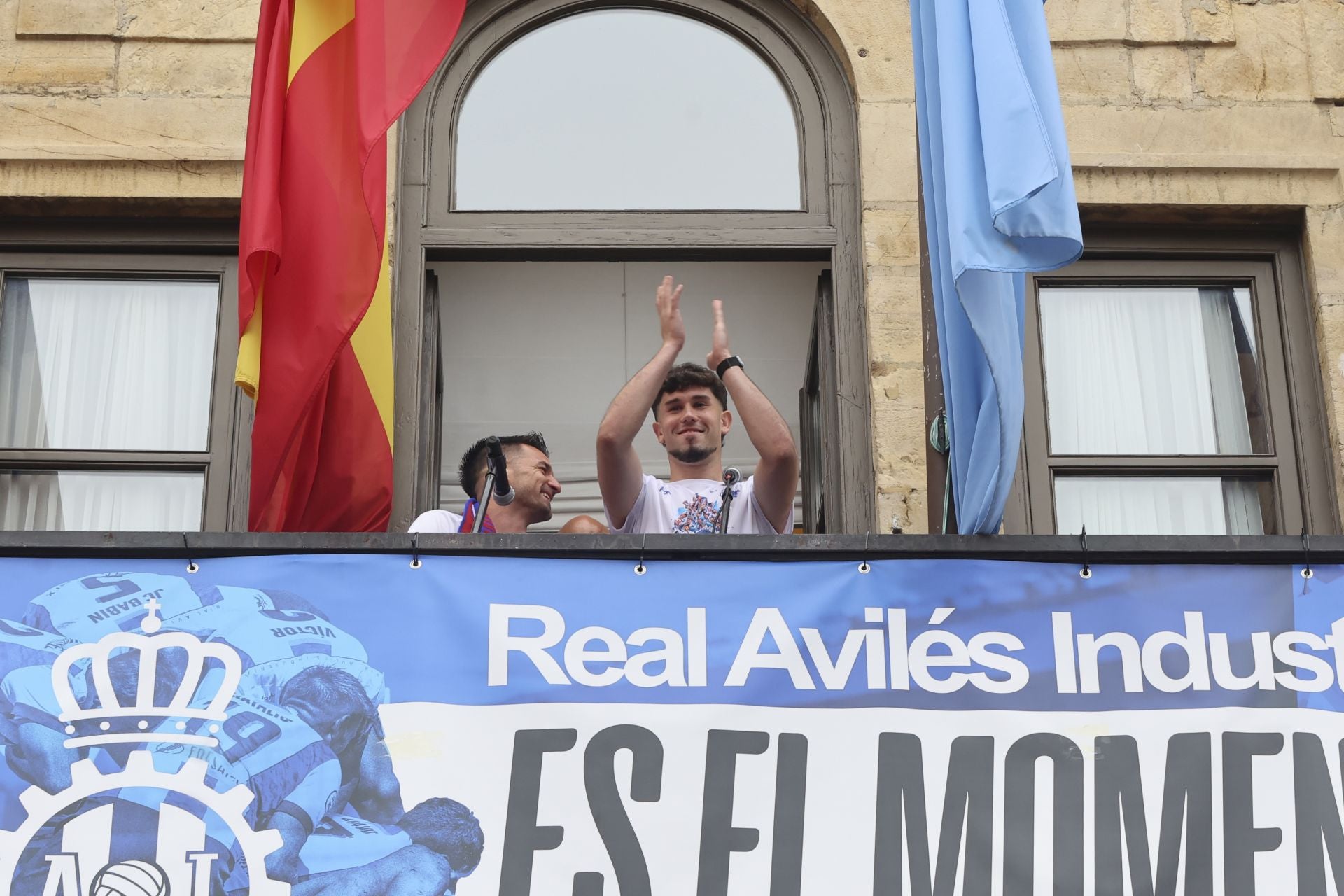 Glorioso homenaje al Real Avilés en la plaza del Ayuntamiento