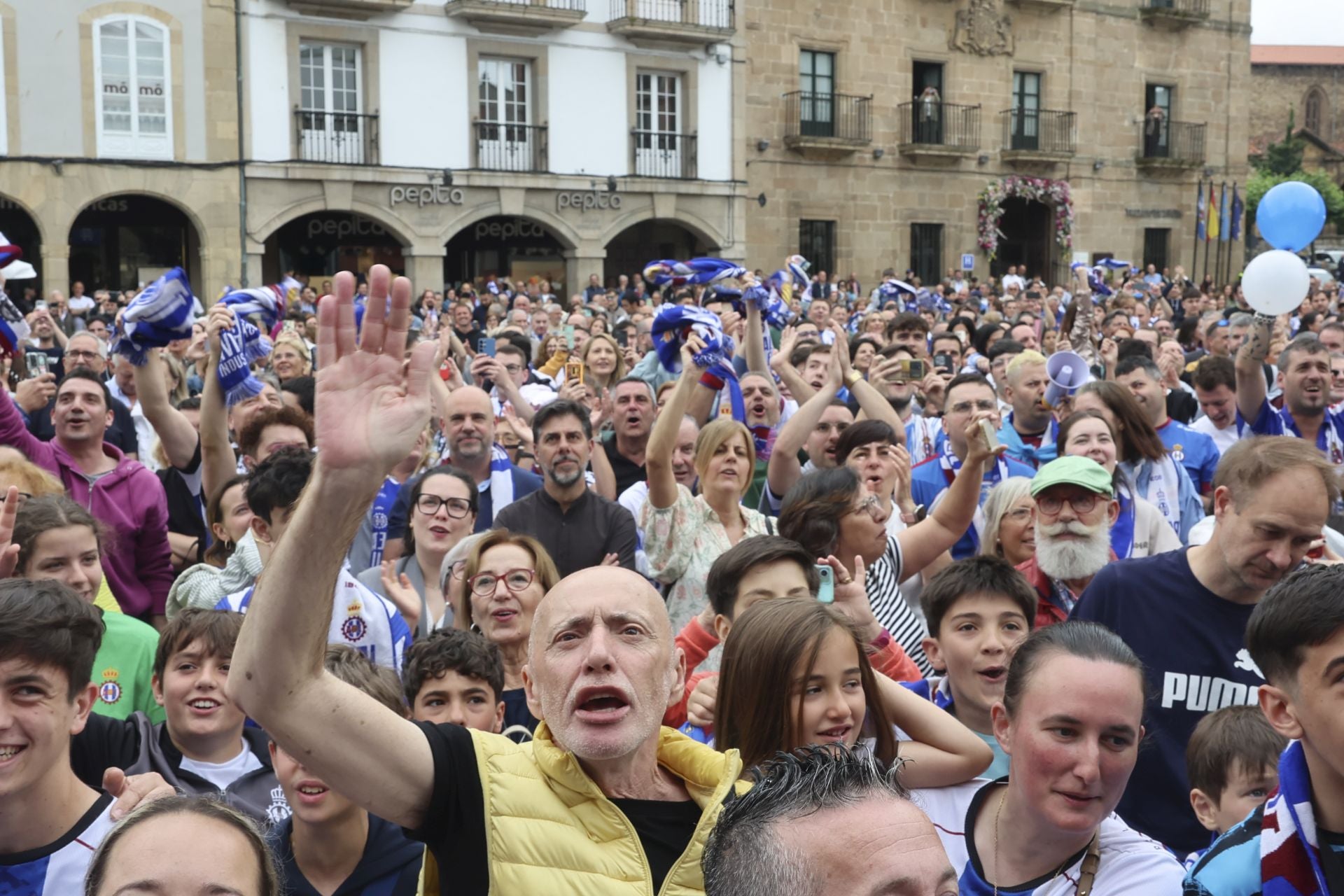Glorioso homenaje al Real Avilés en la plaza del Ayuntamiento