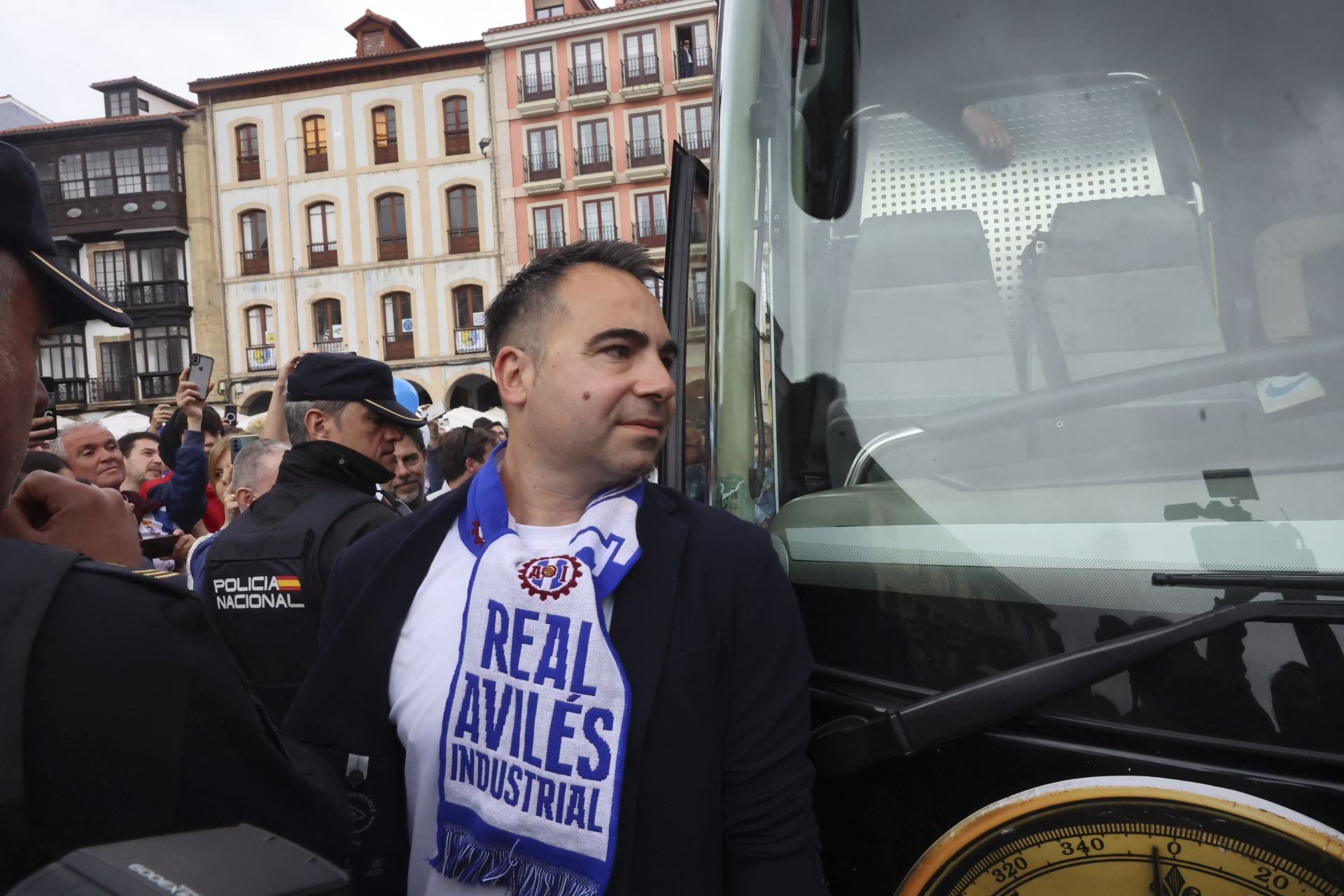 Glorioso homenaje al Real Avilés en la plaza del Ayuntamiento