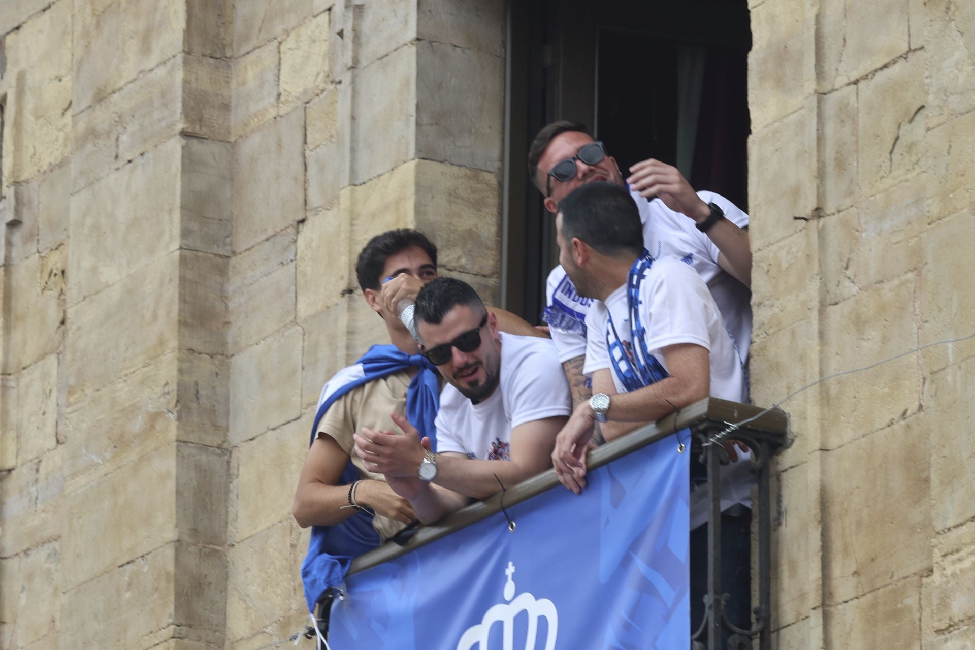 Glorioso homenaje al Real Avilés en la plaza del Ayuntamiento