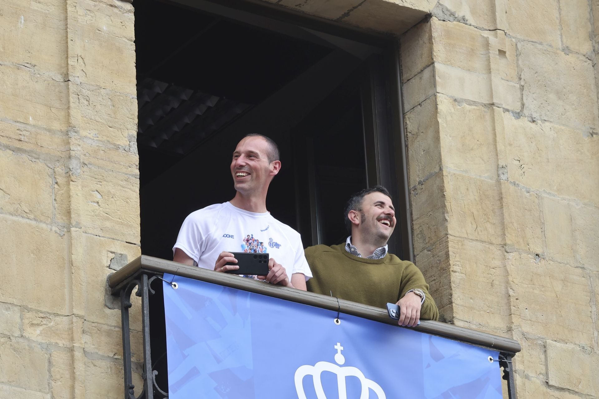 Glorioso homenaje al Real Avilés en la plaza del Ayuntamiento