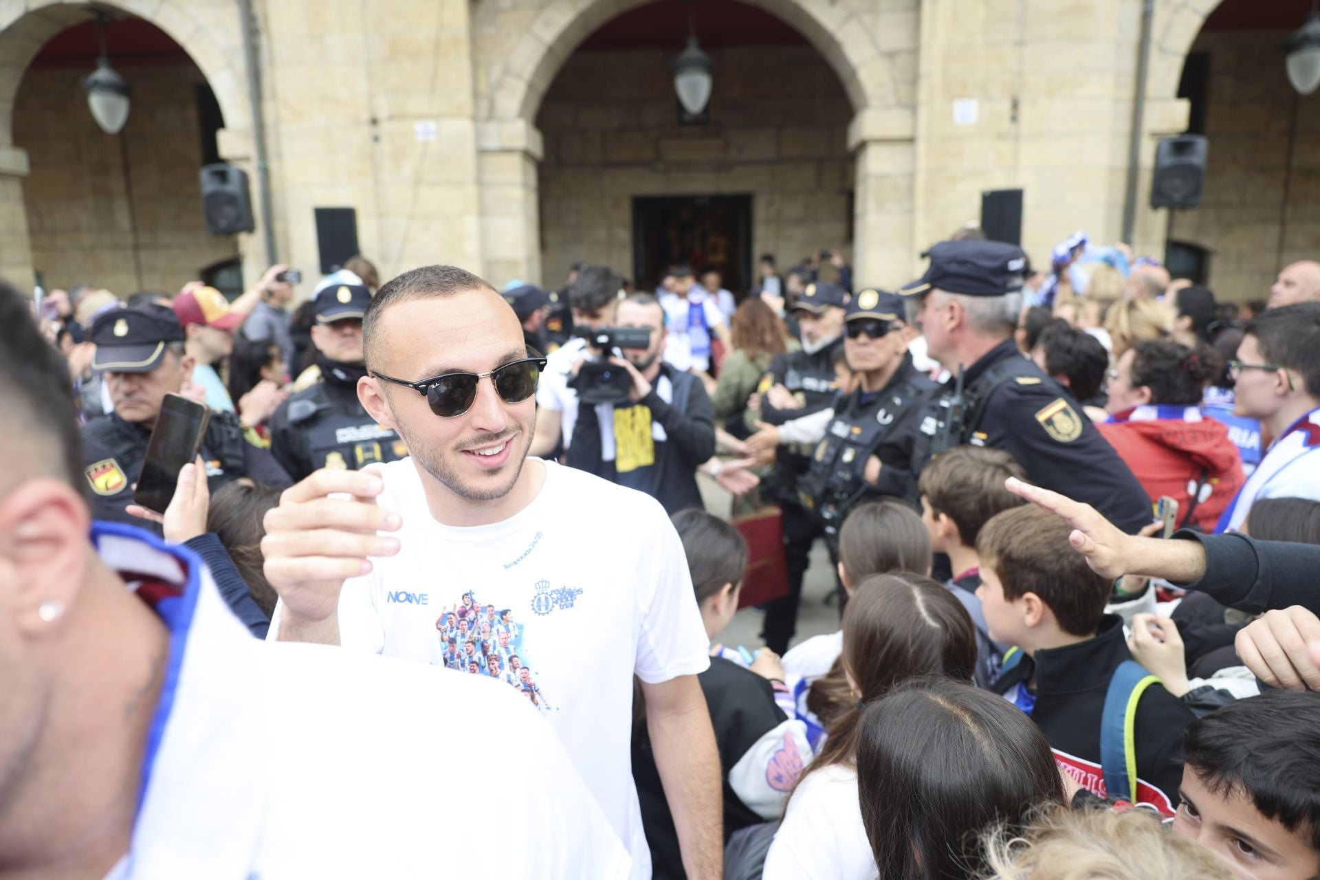 Glorioso homenaje al Real Avilés en la plaza del Ayuntamiento