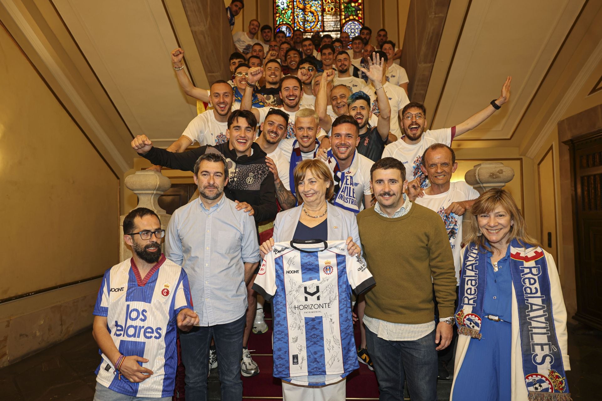 Glorioso homenaje al Real Avilés en la plaza del Ayuntamiento