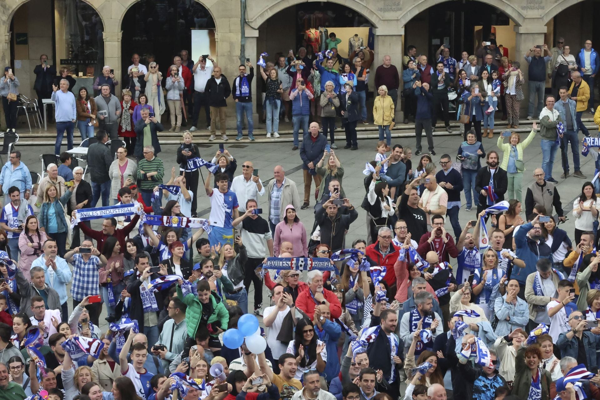 Glorioso homenaje al Real Avilés en la plaza del Ayuntamiento