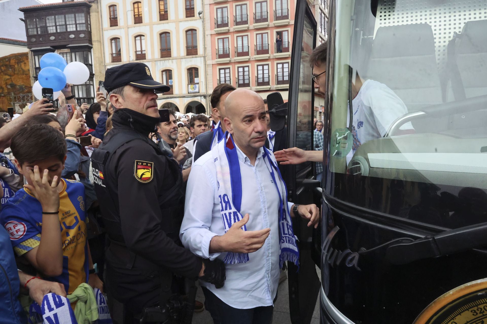 Glorioso homenaje al Real Avilés en la plaza del Ayuntamiento