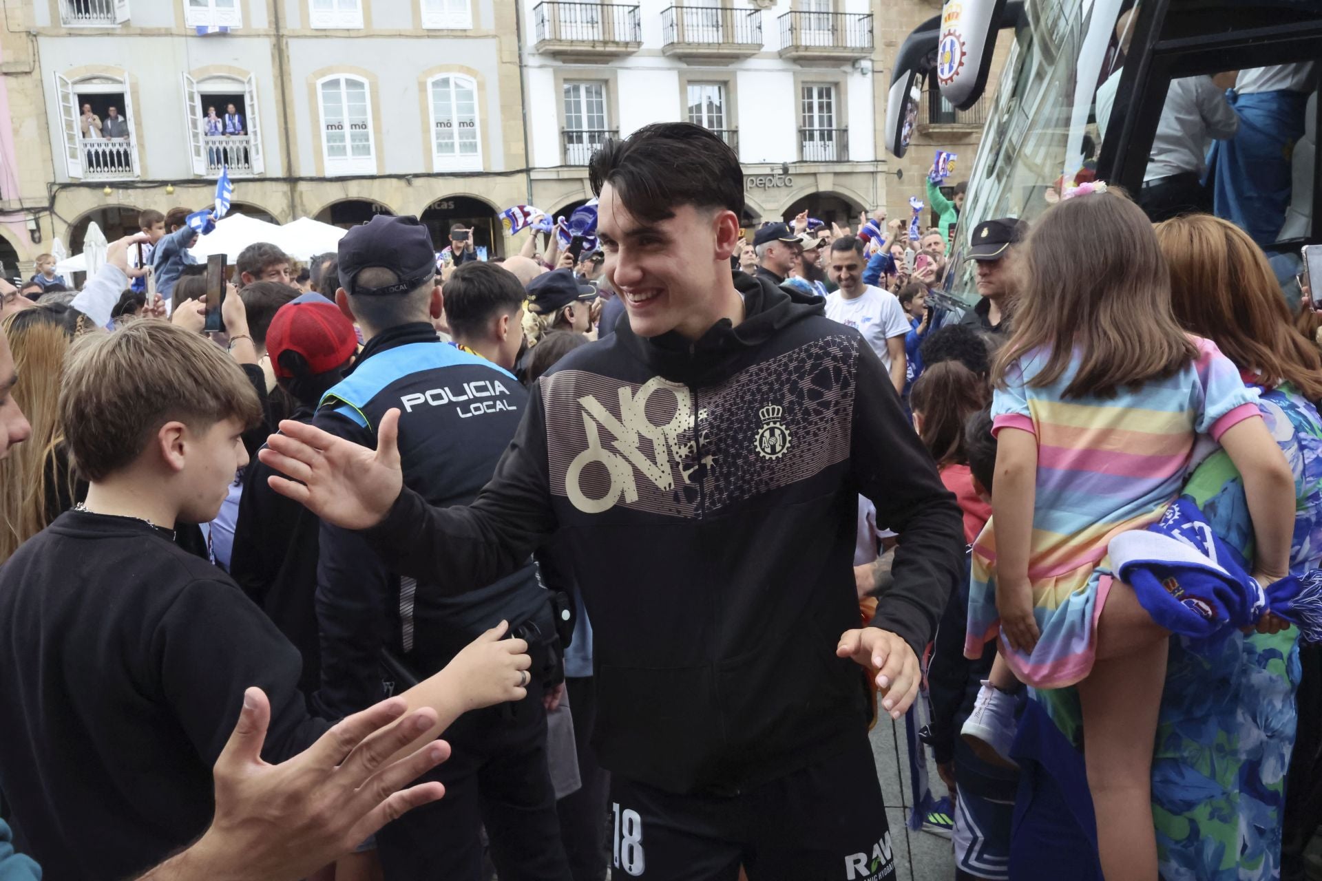 Glorioso homenaje al Real Avilés en la plaza del Ayuntamiento