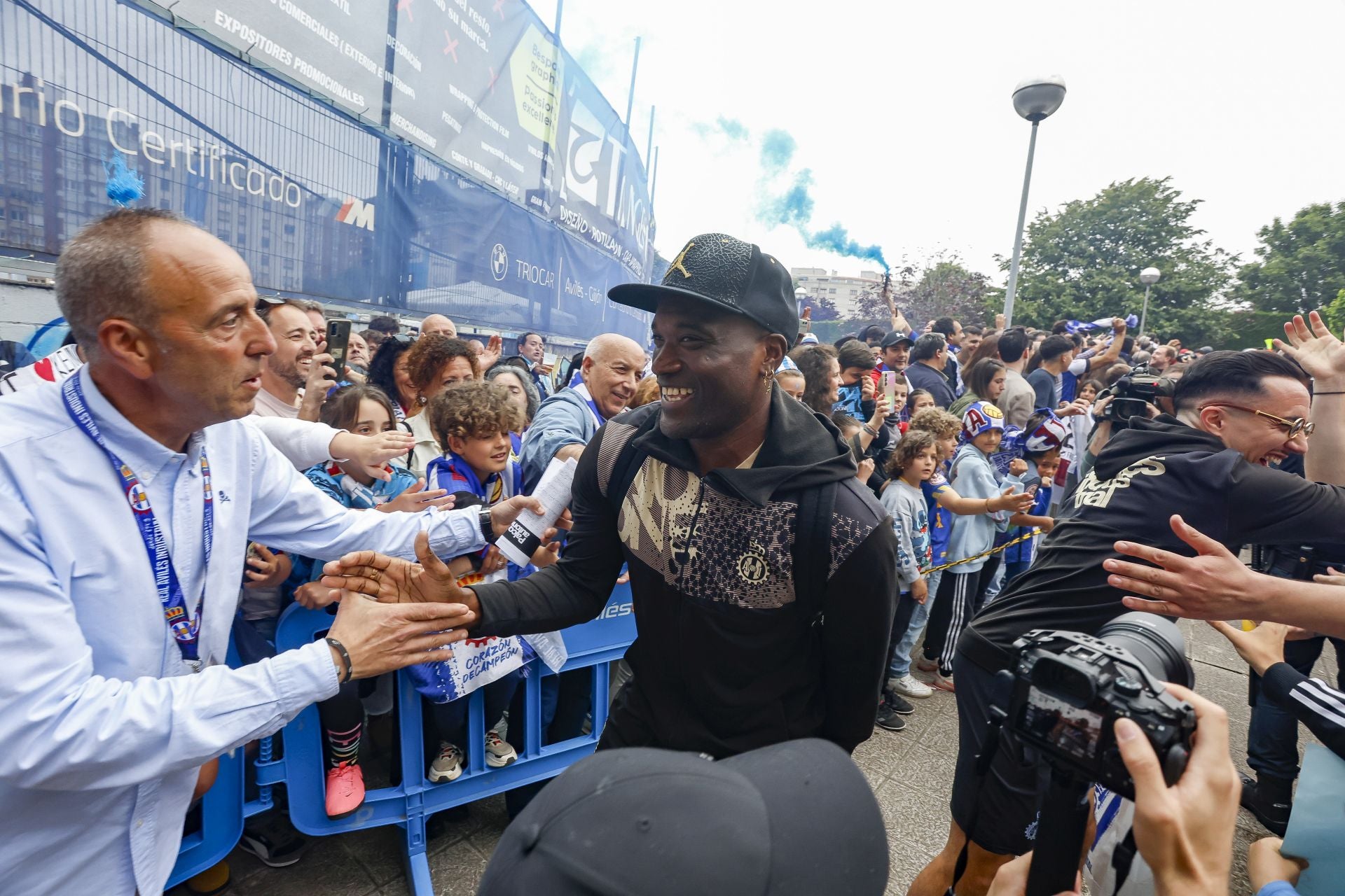 Ambientazo en el Suárez Puerta: la afición del Real Avilés calienta motores