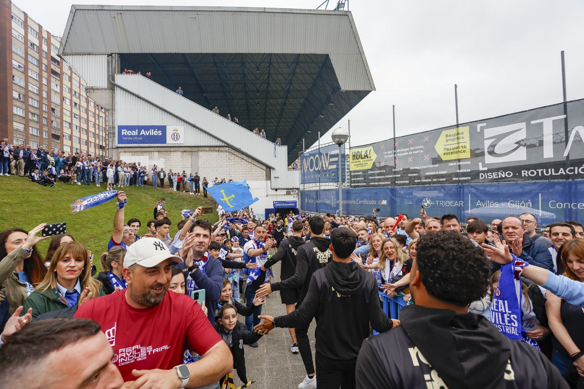 Ambientazo en el Suárez Puerta: la afición del Real Avilés calienta motores