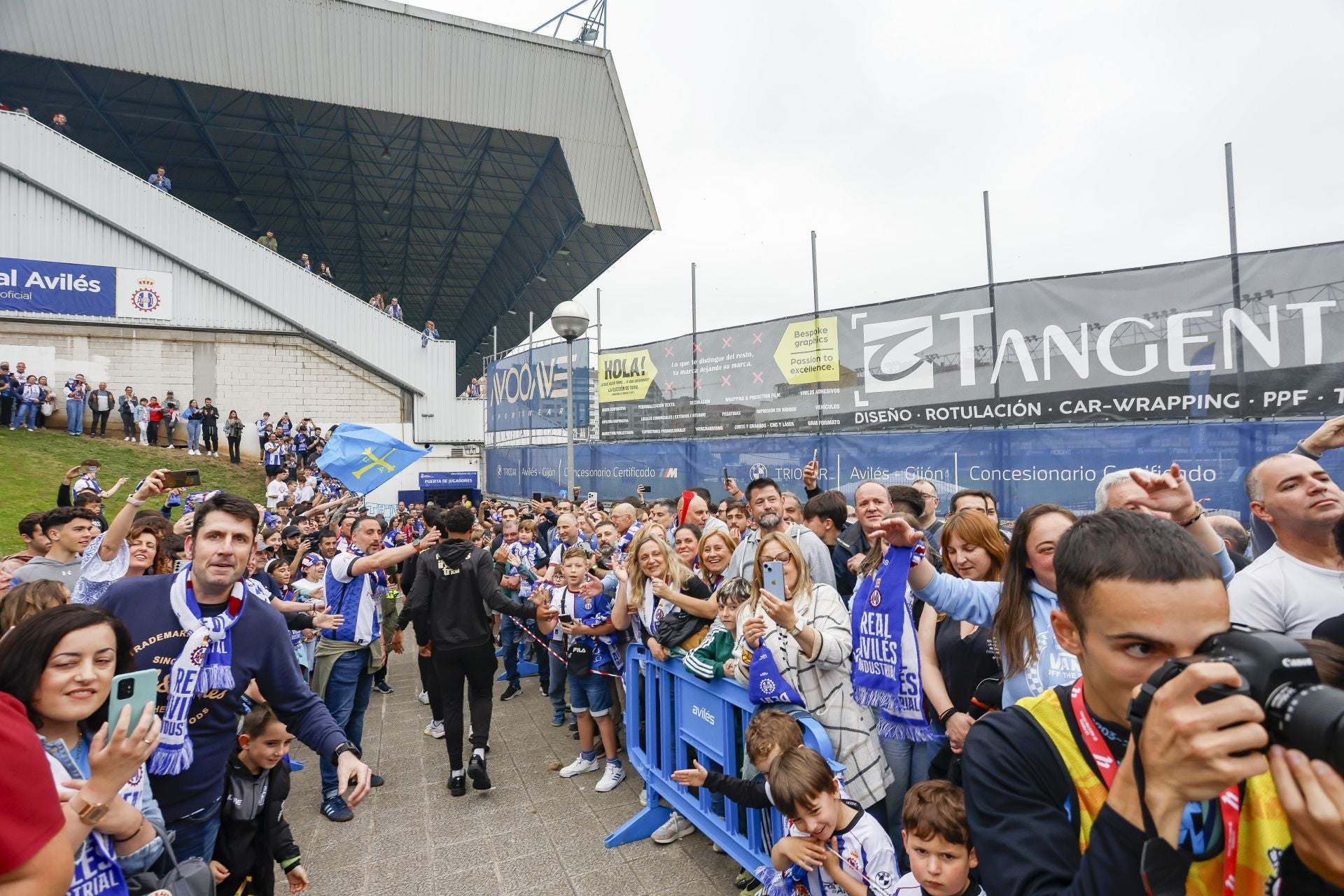 Ambientazo en el Suárez Puerta: la afición del Real Avilés calienta motores