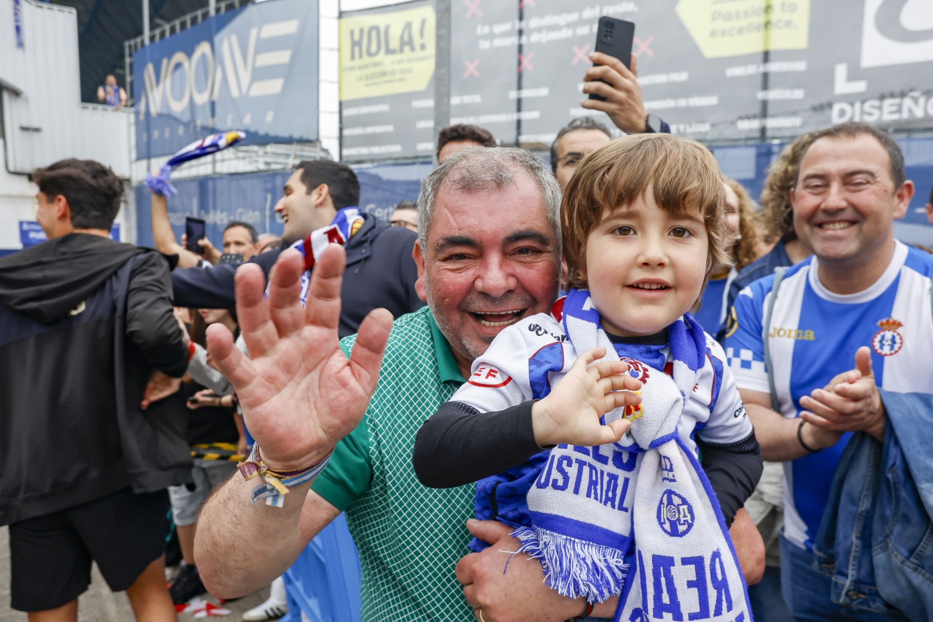 Ambientazo en el Suárez Puerta: la afición del Real Avilés calienta motores