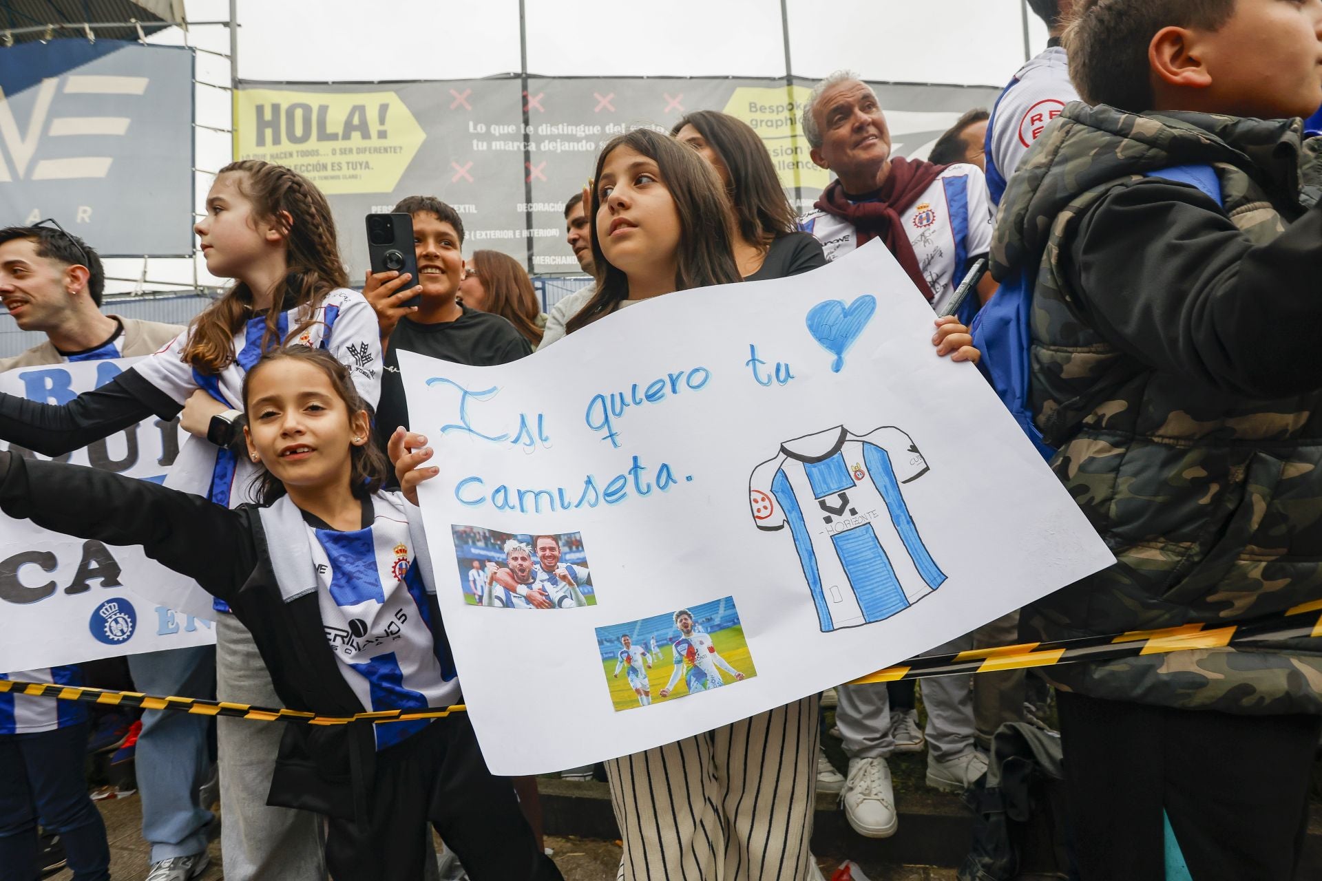 Ambientazo en el Suárez Puerta: la afición del Real Avilés calienta motores