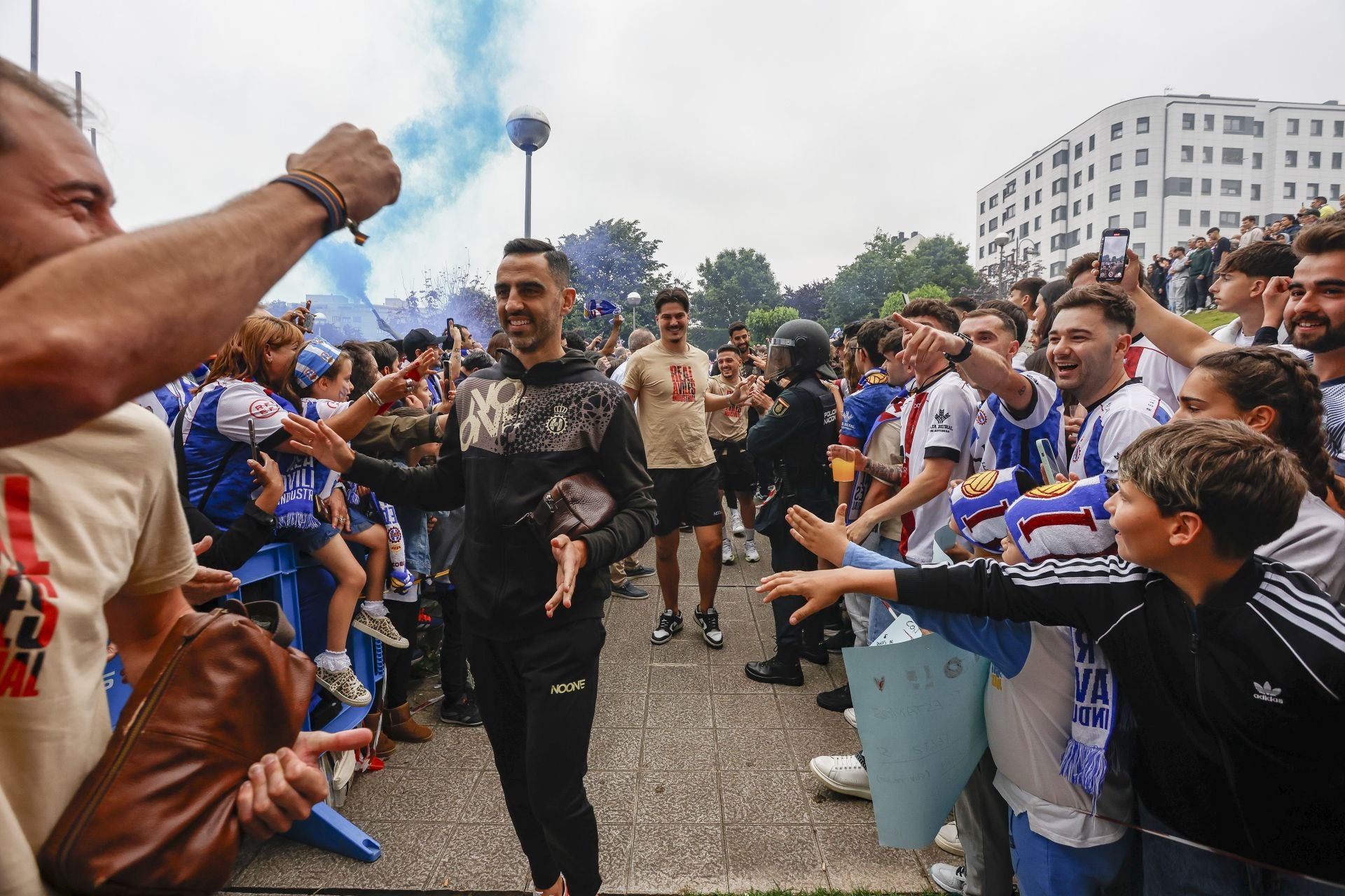Ambientazo en el Suárez Puerta: la afición del Real Avilés calienta motores