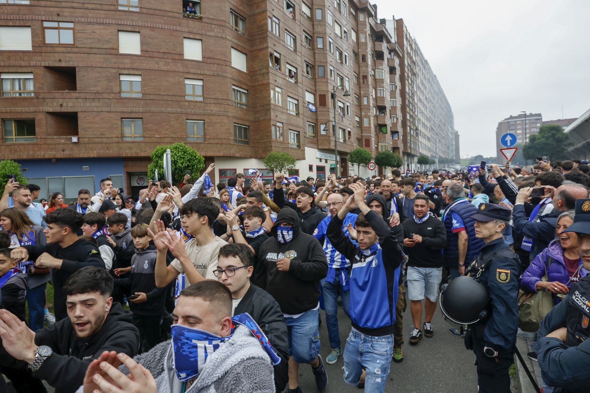 Ambientazo en el Suárez Puerta: la afición del Real Avilés calienta motores